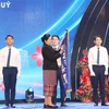 Acting Governor of the Bank of the Lao PDR Vathana Dalaloy, on behalf of the Lao state, presents first-class Labour Order to LaoVietBank (Photo: VNA)