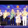 Quang Ngai leaders present flowers to representatives of units participating in the 2024 Programme on Pacific Partnership and Pacific Angel (Photo: VNA)