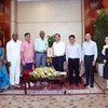 Vice Secretary of the Party Committee and Chairman of the People’s Committee of Ho Chi Minh City Phan Van Mai (fifth from right) and General Secretary of the Communist Party of India Doraisamy Raja exchange gifts (Photo: VNA)