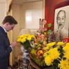 British researcher Kyril Whittaker offers incense in tribute to President Ho Chi Minh at the Vietnamese Embassy in London (Photo: VNA)