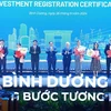 Prime Minister Pham Minh Chinh (C) and investors in Binh Duong province (Photo: VNA)