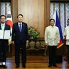 Philippine President Ferdinand Marcos Jr. (second from right) and his Korean counterpart Yoon Suk Yeol (second from left) at the signing ceremony of the Memorandum of Understanding in Manila on October 7, 2024. (Photo: Yonhap/VNA)