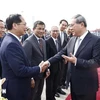 Deputy Prime Minister and Minister of Foreign Affairs Bui Thanh Son (first, left), Deputy Minister of Foreign Affairs Nguyen Minh Vu (second, left), and other officials bid farewell to Premier Li Qiang (R) at Noi Bai International Airport. (Photo: VNA)