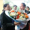 Hai Phong leader presents flowers to State Vice President of Laos Bounthong Chitmany (L) (Photo: VNA)