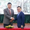 Editor-in-Chief of Nhan Dan Newspaper Le Quoc Minh (R) welcomes Yonhap News Agency's President and CEO Hwang Dae-il (Photo: VNA)