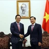 Deputy Prime Minister Le Minh Khai (R) and Lee Sang-Woon, Vice Chairman and COO of Hyosung Corporation, at their meeting in Hanoi on May 10. (Photo: VNA)
