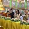 From right: Deputy Foreign Minister Le Thi Thu Hang (2nd), Vietnamese Ambassador to Thailand Pham Viet Hung (3rd), along with Buddhists monks and followers take part in the Buddha statue bathing ceremony at the celebration. (Photo: VNA) 