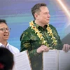 Indonesian Health Minister Budi Gunadi Sadikin (left) and SpaceX CEO Elon Musk attended the inauguration of the Starlink satellite internet service in Denpasar, Bali. (Photo: AFP/VNA)
