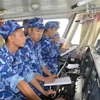 Commander of the Vietnam Coast Guard patrol force holds a phone call with the China Coast Guard patrol force. (Photo: VNA)