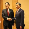 Deputy Prime Minister Le Minh Khai (R) and Japanese Prime Minister Kishida Fumio at their brief meeting in Tokyo on May 23. (Photo: VNA)