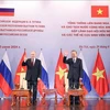 Vietnamese President To Lam (R) and his Russian counterpart Vladimir Putin at their cordial meeting with leaders of the Vietnam-Russia Friendship Association and Vietnamese alumni who had studied in Russia. (Photo: VNA)