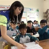 A volunteer student from the Republic of Korea's Gyeongsang National University teaches Korean language for students at the Da Thanh Primary School, Da Lat city, Lam Dong province. (Photo: VNA)