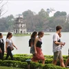 Foreign tourists visit Hoan Kiem lake, Hanoi (Photo: VNA)