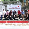 At the July 17 groundbreaking ceremony for the construction of a new semi-boarding kitchen at Kim Dong primary school in the northern border province of Lang Son’s Trang Dinh district. (Photo: VNA)