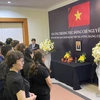 Officials and staff at the embassy and Vietnamese representative agencies, and representatives from the Vietnamese community in Indonesia pay resspects to the late Party leader. (Photo: VNA)