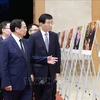 Prime Minister Pham Minh Chinh (1st row, left) introduces Chairman of the Chinese People's Political Consultative Conference (CPPCC) National Committee Wang Huning to photos of some foreign affairs activities of the late Party General Secretary Nguyen Phu Trong. (Photo: VNA)