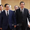 Prime Minister Pham Minh Chinh (L) met with President of the Cambodian People's Party (CPP) and President of the Cambodian Senate Hun Sen in Hanoi on July 25. (Photo: VNA)