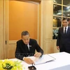 Thai Prime Minister Srettha Thavisin writes in the condolence book at the respect-paying ceremony at Vietnamese Embassies in Thailand on July 25. (Photo: VNA)