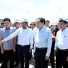 Chairman of the National Assembly Tran Thanh Man (front row, 2nd from right) listens to a report on Phase 1 of the Long Thanh International Airport project. (Photo: daibieunhandan.vn)