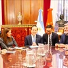 Deputy Secretary of the municipal Party Committee and Chairman of the municipal People's Council Nguyen Ngoc Tuan (4th from right) at his meeting with the council and administration of Buenos Aires on August 12. (Photo: VNA)