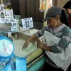 Shoppers buy rice at a market in Manila, the Philippines. (Photo: AFP/VNA) 