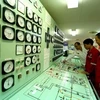 Russian and Vietnamese experts at the Vietsovpetro oil transfer control room. (Photo: VNA)