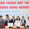 At the signing ceremony of a cooperation agreement between Bac Lieu and Uiseong county, Gyeongsangbuk-do province on sending local labourers to the RoK to work seasonally under the form of locality-to-locality collaboration between the two countries in the 2023 - 2027 period. (Photo: VNA)