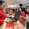 People flock to a gold shop in Hanoi. (Photo: VNA)