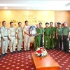 The delegation from Cambodia’s Tboung KhMum province and officers of the Department of Public Security of the southern border province of Tay Ninh at the former's visit to the latter on November 6. (Photo: VNA)