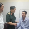 Lieutenant General Pham Truong Son visits Senior Lieutenant Colonel Nguyen Hong Quan, chief flight instructor of Air Force Regiment 940 and one of the two pilots involved in the plane crash, at the hospital on November 7. (Photo: VNA)