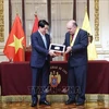 Mayor of Peru's capital Lima Rafael Lopez Aliaga presents the token key to the city to State President Luong Cuong (L) on November 14. (Photo: VNA)