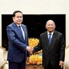 National Assembly (NA) Chairman Tran Thanh Man (L) meets with former Cambodian NA President Samdech Heng Samrin in Phnom Penh on November 23. (Photo: VNA)