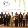 Vietnam's writer Nguyen Binh Phuong (third from right) at the S.E.A. Write Award ceremony in Bangkok on November 25. (Photo: VNA)