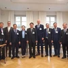 The Vietnamese delegates in a group photo with Hesse Minister of Culture, Education, and Opportunity Armin Schwarz. (Photo: VNA)