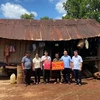 Leaders of Gia Lai province present financial housing support to a poor household in Ia O commune, Ia Grai district, in June 2024. (Source: Gia Lai Newspaper) 