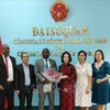 La embajadora de Vietnam en Tanzania, Vu Thanh Huyen, felicitó a Juvenal Sakubu por su nombramiento como cónsul honorario de Vietnam en Bujumbura, República de Burundi. (Foto: VNA)