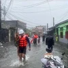El personal de la guardia costera evacua a niños de una zona inundada en Lucena, provincia de Quezón, Filipinas, en medio de las fuertes lluvias provocadas por la tormenta tropical Ewiniar. (Foto: philstar.com)