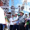 El primer ministro Pham Minh Chinh inspecciona el proyecto de energía térmica Quang Trach 1 en la comuna de Quang Dong, distrito de Quang Trach de Quang Binh (Foto: VNA)