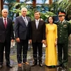Una foto del presidente cubano Miguel Díaz-Canel Bermúdez (segundo desde la izquierda), el embajador vietnamita Le Quang Long (centro) y delegados de ambas partes (Foto: VNA)
