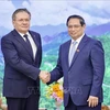 El primer ministro Pham Minh Chinh (derecha) y Alexei Likhachev, director general de la Corporación Estatal de Energía Atómica Rosatom. (Foto: VNA)
