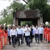 El presidente vietnamita To Lam visita la antigua aldea de Duong Lam. (Foto: VNA)