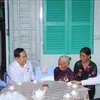 El presidente de la Asamblea Nacional, Tran Thanh Man, visita a la heroica madre vietnamita Tran Thi Hai en el distrito de Cai Rang, ciudad de Can Tho, con motivo del 77º aniversario del Día de los Inválidos y Mártires de la Guerra (27 de julio de 1947). (Foto: VNA)