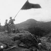 La bandera "Para luchar, para ganar" en el techo del búnker del general De Castries la tarde del 7 de mayo de 1954. (Foto de archivo: VNA)