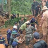 Los equipos de rescate buscan a las víctimas enterradas por el deslizamiento de tierra ocurrido el 13 de julio en la provincia de Ha Giang. (Foto: VNA)
