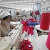 Producción en SCAVI Hue, una empresa textil con inversión francesa en el parque industrial Phong Dien, distrito de Phong Dien, provincia central de Thua Thien-Hue. (Foto: VNA)