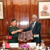 El viceministro de Defensa de Vietnam Hoang Xuan Chien y el secretario de Defensa de la India, Shri Giridhar Aramane firmaron una carta de intención sobre cooperación de defensa. (Fuente: VNA)