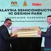 El ministro de Economía de Malasia, Rafizi Ramli (derecha), en la ceremonia de inauguración del Parque de Diseño de Circuitos Integrados de Semiconductores del país en Puchong el 6 de agosto. (Foto: Bernama)