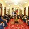 El viceministro de Defensa de Vietnam, teniente general Hoang Xuan Chien, recibió hoy aquí a una delegación de la Administración Nacional de Inmigración de China, encabezada por su subdirector Li Junjie. (Fuente: VNA)