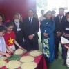 La princesa tailandesa Maha Chakri Sirindhorn y una delegación real tailandesa visitan la escuela primaria Nam Cuong en la provincia de Lao Cai, el 14 de agosto (Foto: VNA)