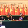 Ceremonia de firma del Acuerdo de Cooperación entre la Agencia Vietnamita de Noticias d y la Agencia de Noticias Xinhua (derecha) y la cooperación en materia de inversiones (izquierda) entre los dos países. (Fuente: VNA)